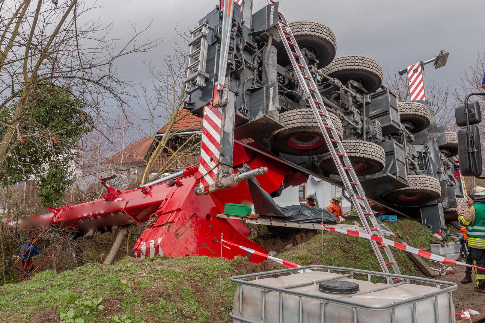 Umgekippter Autokran: Im Kreis Karlsruhe hat es einen Unfall bei Arbeiten gegeben.