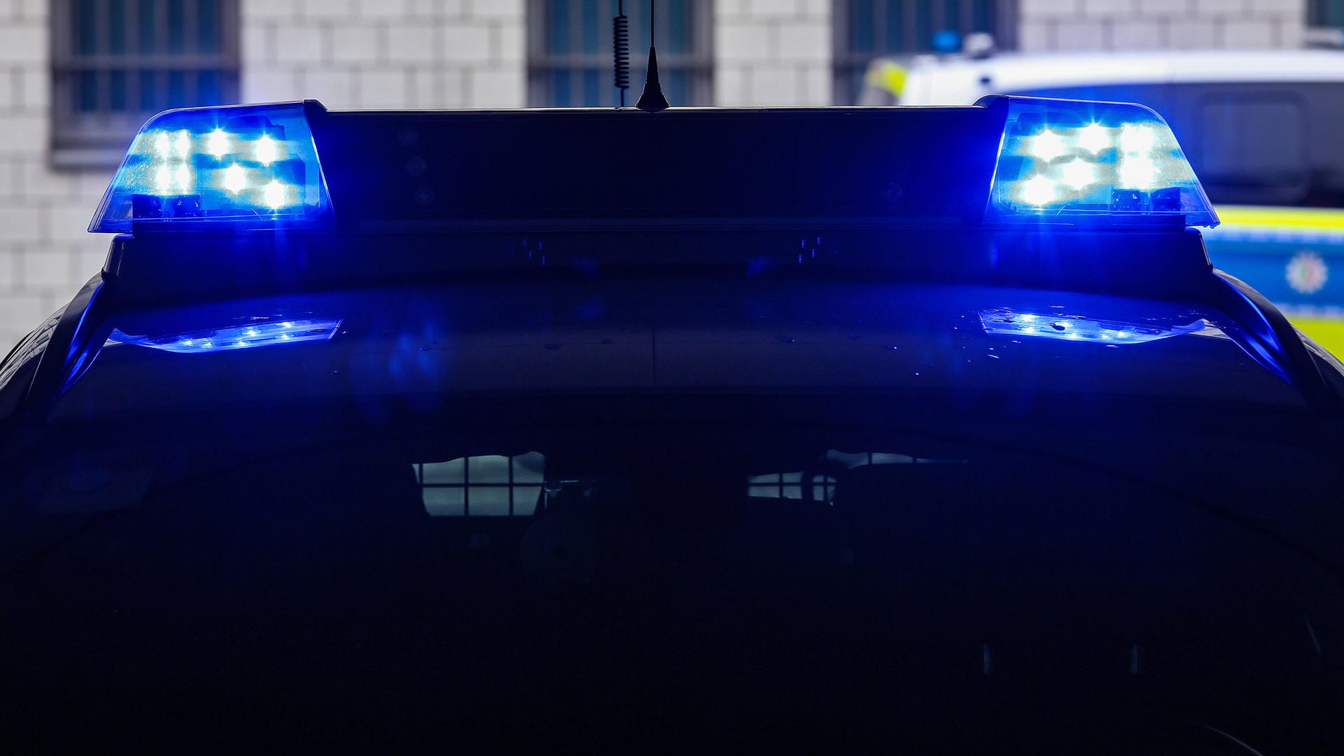 Einsatzfahrzeug mit Blaulicht: In Bielefeld sind zwei Täter nach mehreren Überfällen gefasst worden (Symbolbild). Einsatzfahrzeug mit Blaulicht: In Bielefeld sind zwei Täter nach mehreren Überfällen gefasst worden (Symbolbild).