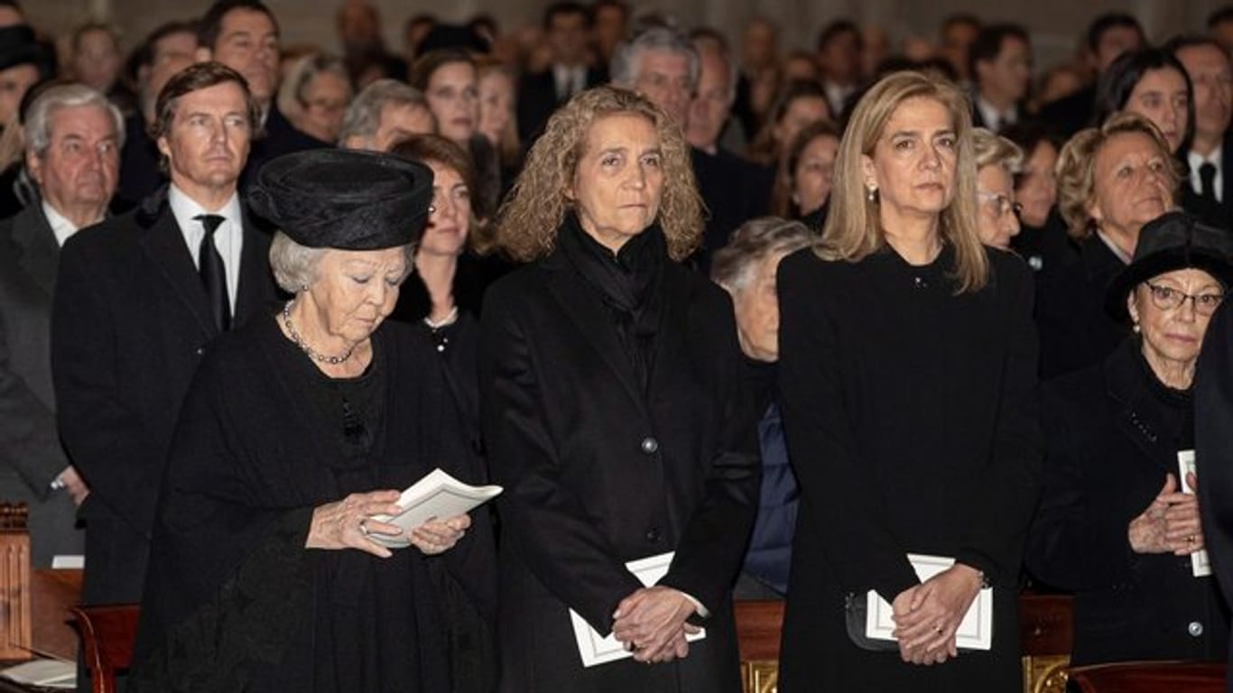 Die ehemalige Königin Beatrix der Niederlande (l-r) und die spanischen Infantinnen Elena und Cristina waren unter den Truergästen für die Infantin Pilar de Borbon in El Escorial.