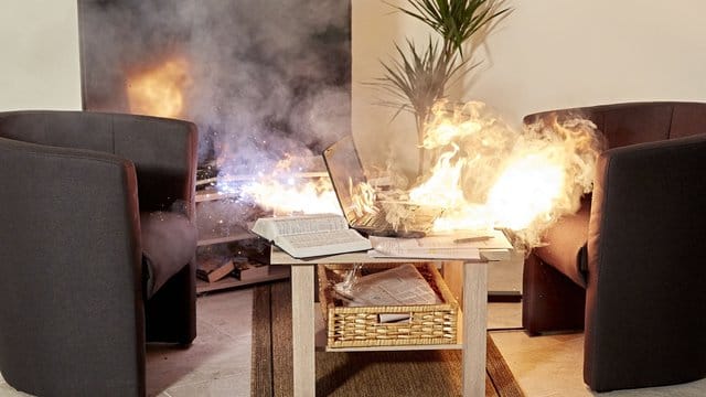 Notebook in Flammen: Bei technischen Mängeln oder unsachgemäßer Handhabung können Lithium-Akkus zu Bränden führen. Notebook in Flammen: Bei technischen Mängeln oder unsachgemäßer Handhabung können Lithium-Akkus zu Bränden führen.