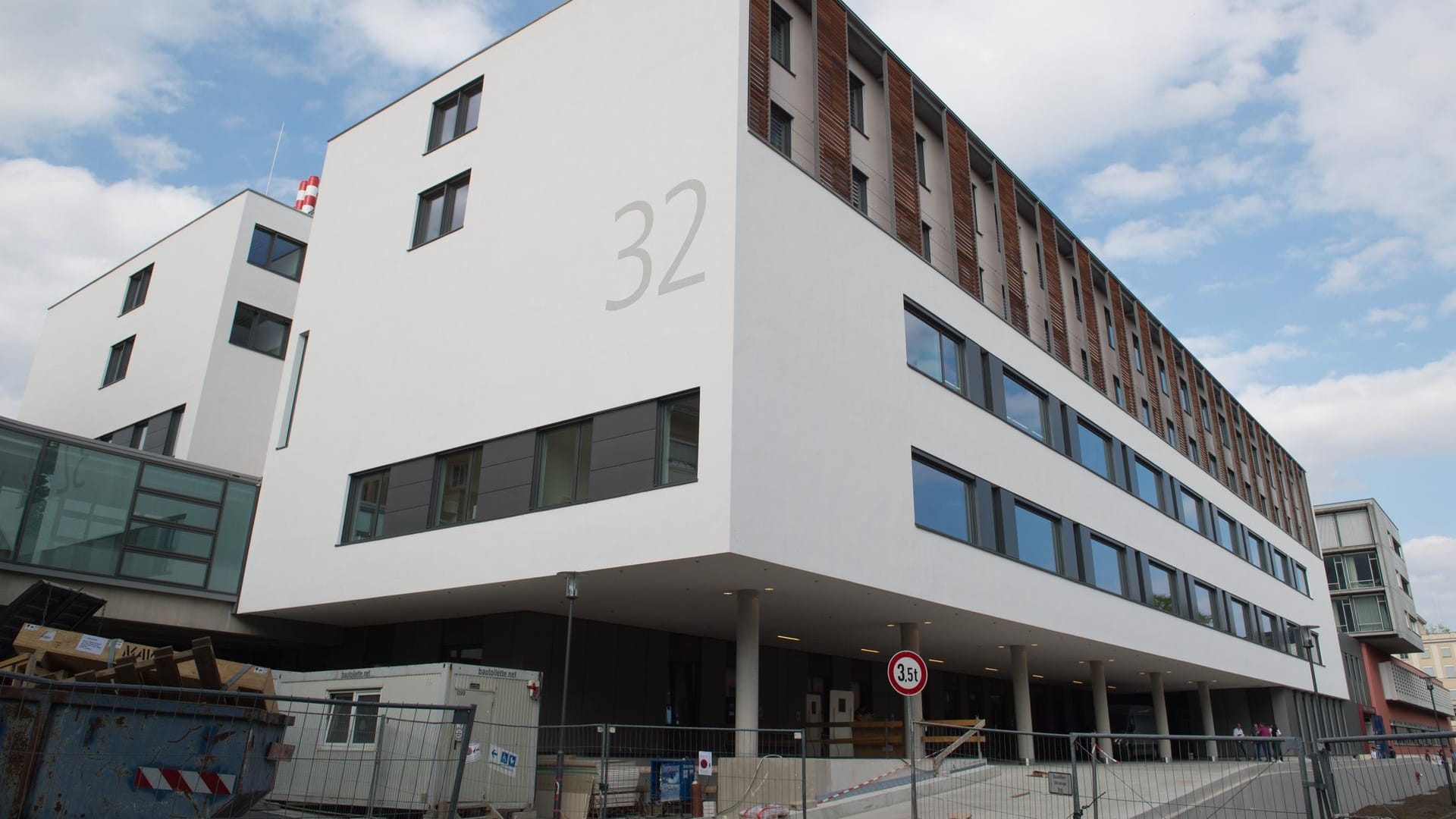 Universitätsklinikum Dresden: Das Krankenhauspersonal brauchte Unterstützung von der Feuerwehr.