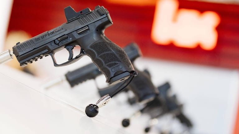 Pistolen auf einer Polizei- und Sicherheitsmesse (Symbolbild): Die Grünen wollen das Waffenrecht verschärfen.