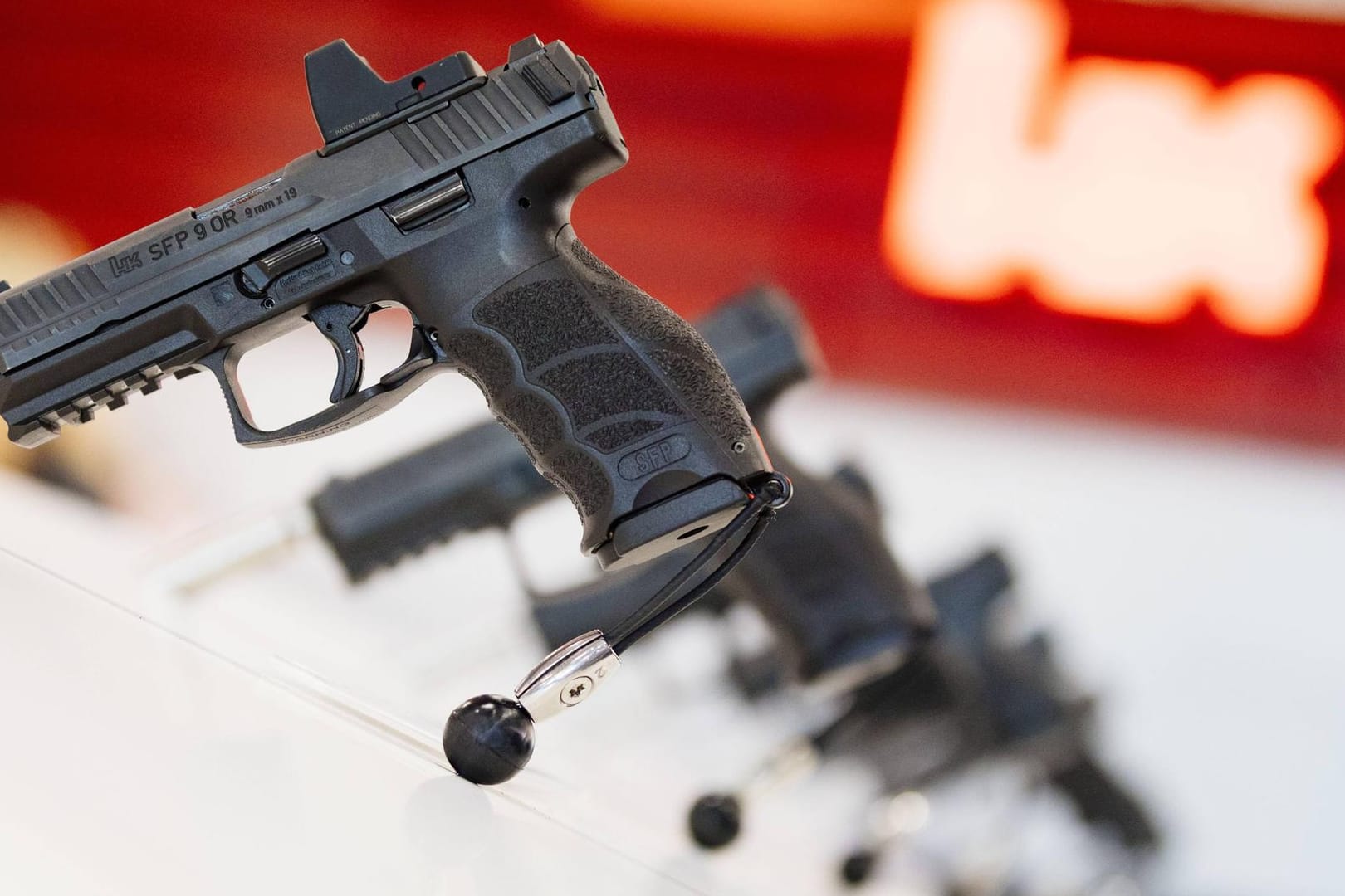 Pistolen auf einer Polizei- und Sicherheitsmesse (Symbolbild): Die Grünen wollen das Waffenrecht verschärfen.
