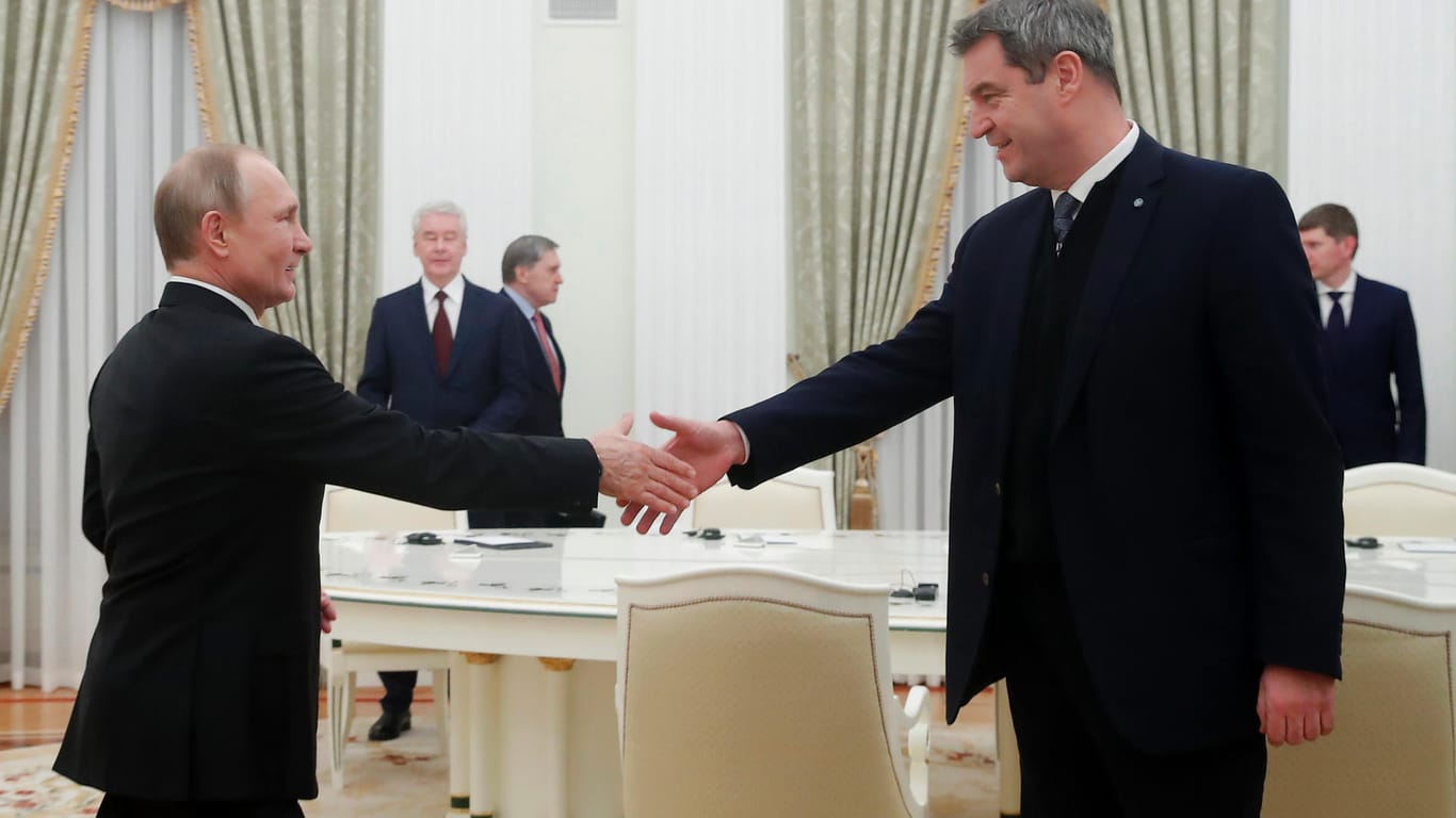 Handschlag mit Kreml-Chef Wladimir Putin (l.): Für CSU-Chef Markus Söder war es der vierte Besuch als Politiker in Moskau – und wohl der bislang wichtigste.