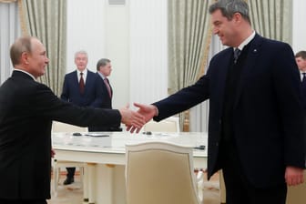 Handschlag mit Kreml-Chef Wladimir Putin (l.): Für CSU-Chef Markus Söder war es der vierte Besuch als Politiker in Moskau – und wohl der bislang wichtigste.