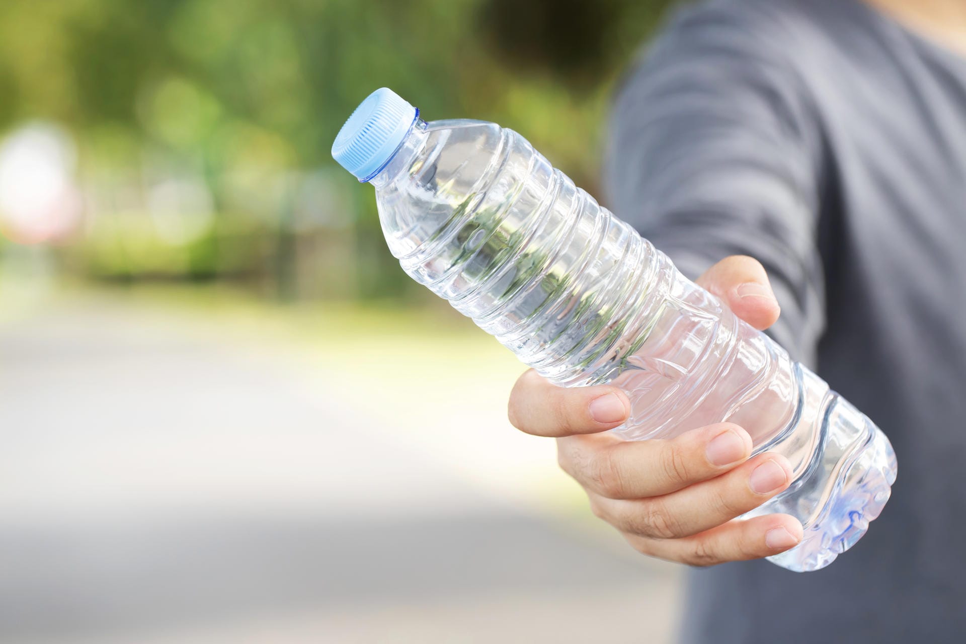 Wasserflasche: Damit können Sie Ihre Rückenfaszien trainieren.