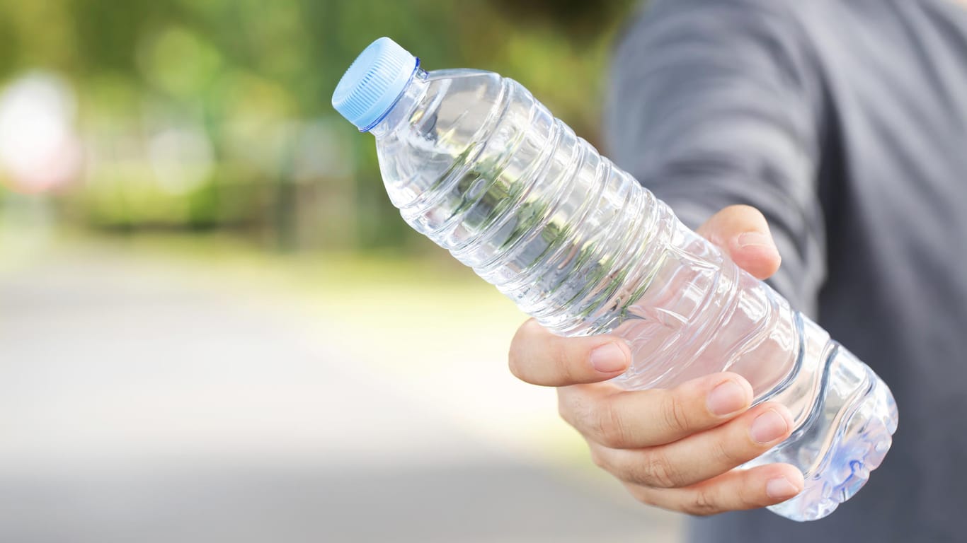 Wasserflasche: Damit können Sie Ihre Rückenfaszien trainieren.