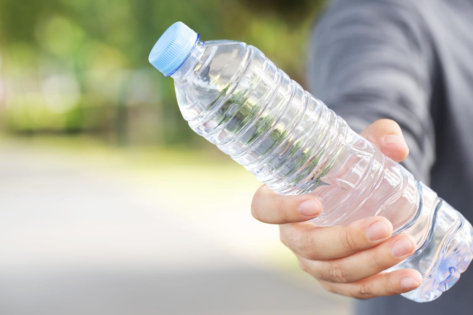 Wasserflasche: Damit können Sie Ihre Rückenfaszien trainieren.