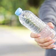 Wasserflasche: Damit können Sie Ihre Rückenfaszien trainieren.