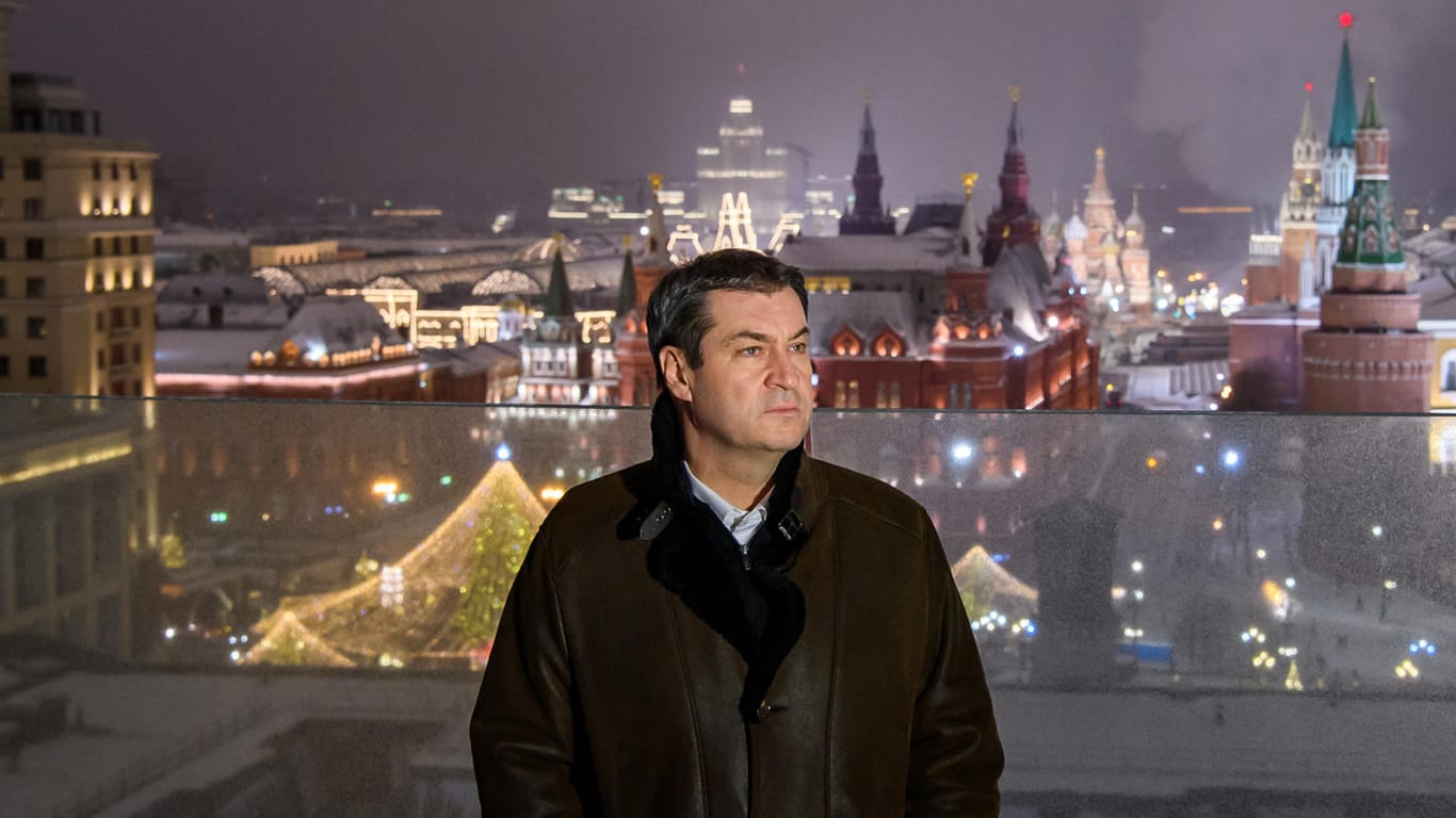 Markus Söder (CSU) vor nächtlicher Kulisse in Moskau: Das Bild postete der bayerische Ministerpräsident nach seiner Ankunft auf Facebook.