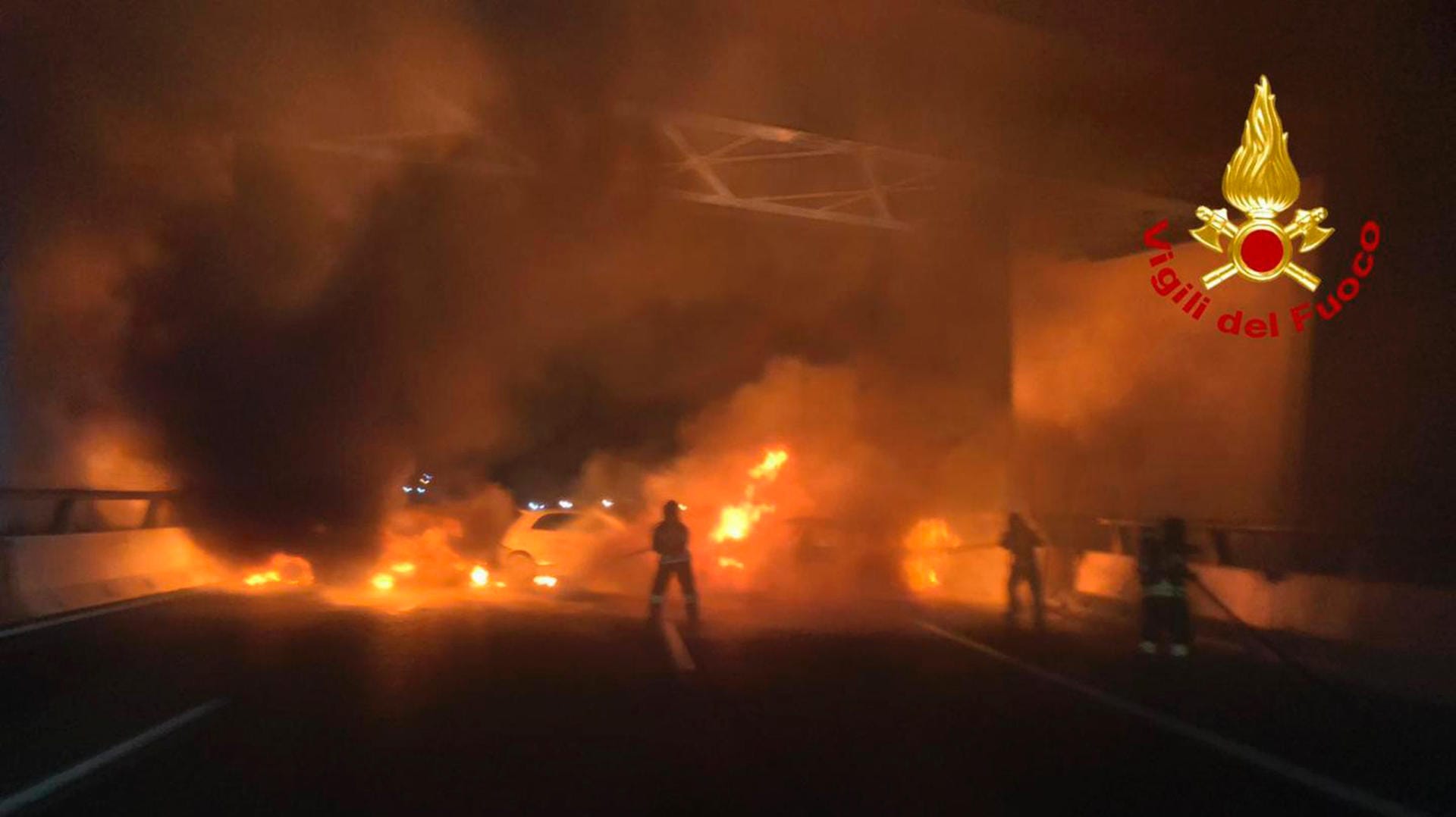 Feuerwehrleute löschen die brennende Fahrzeuge: Der Fahrer des Geldtransporters konnte flüchten.