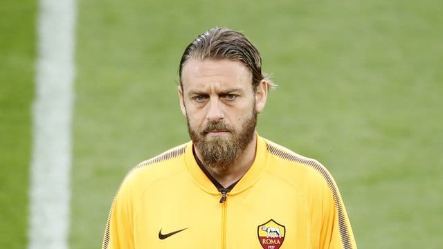Sieht mit langem Haar und Schminke älter aus: Daniele De Rossi. Sieht mit langem Haar und Schminke älter aus: Daniele De Rossi.