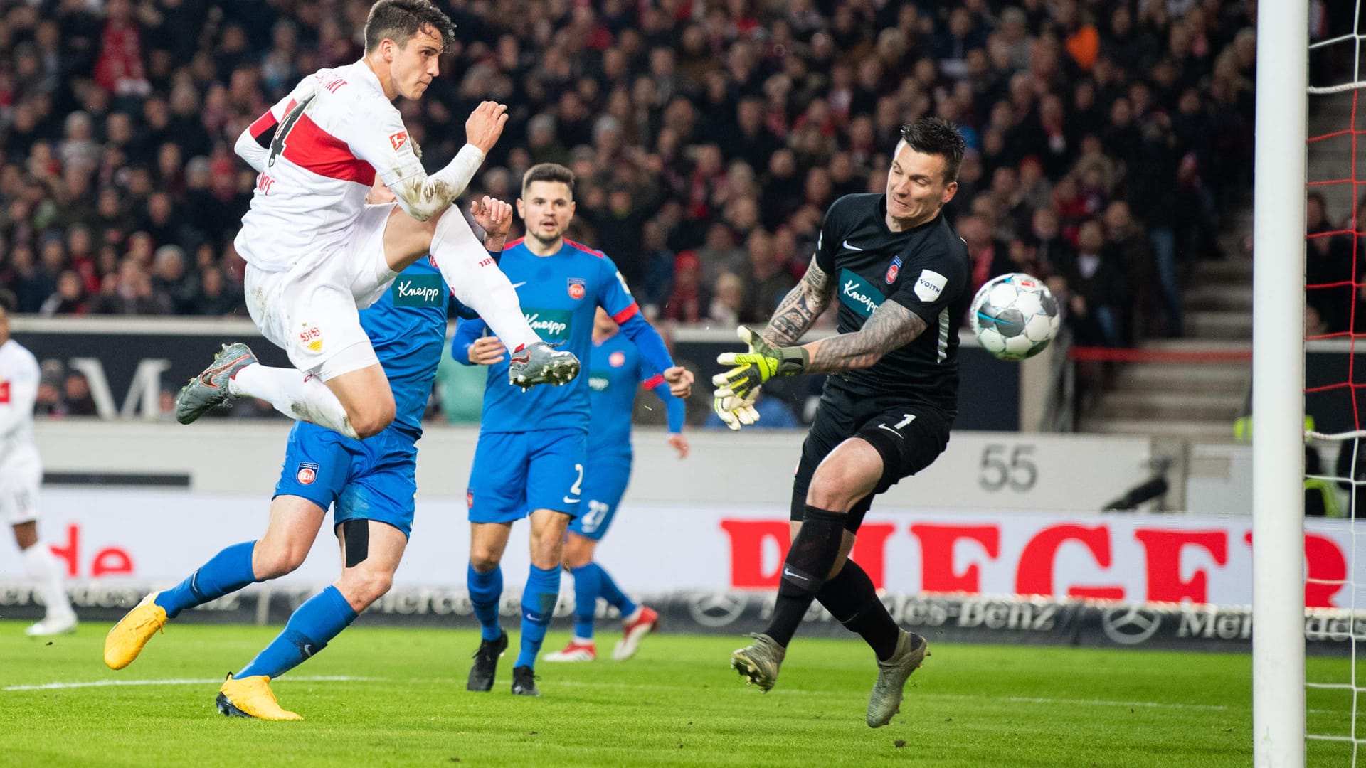 Nutzte die Chance zum 1:0 eiskalt aus: Stuttgarts Marc Oliver Kempf (li.).