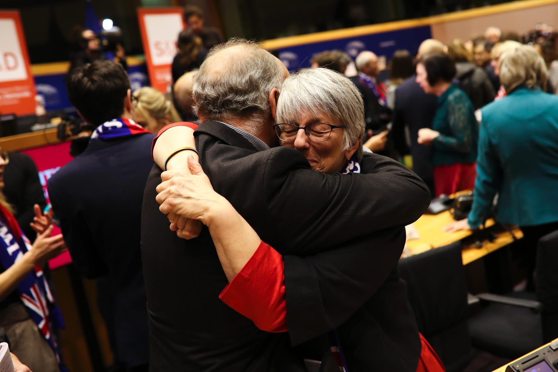 Nicht Lebe wohl, sondern Auf Widersehen: Die britische Abgeordnete Julie Ward nimmt einen Parlamentskollegen in den Arm.