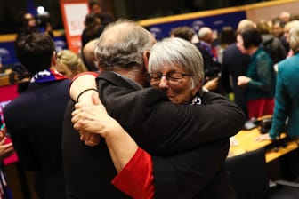 Nicht Lebe wohl, sondern Auf Widersehen: Die britische Abgeordnete Julie Ward nimmt einen Parlamentskollegen in den Arm.