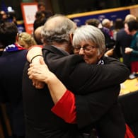 Nicht Lebe wohl, sondern Auf Widersehen: Die britische Abgeordnete Julie Ward nimmt einen Parlamentskollegen in den Arm.
