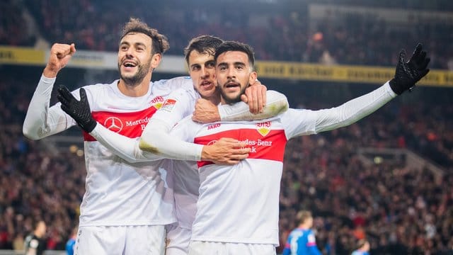 Nicolas Gonzalez (r) vom VfB Stuttgart jubelt nach seinem Tor zum 2:0 mit Hamadi Al Ghaddioui (l) und Marc Oliver Kempf. Nicolas Gonzalez (r) vom VfB Stuttgart jubelt nach seinem Tor zum 2:0 mit Hamadi Al Ghaddioui (l) und Marc Oliver Kempf.