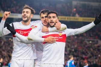 Nicolas Gonzalez (r) vom VfB Stuttgart jubelt nach seinem Tor zum 2:0 mit Hamadi Al Ghaddioui (l) und Marc Oliver Kempf.