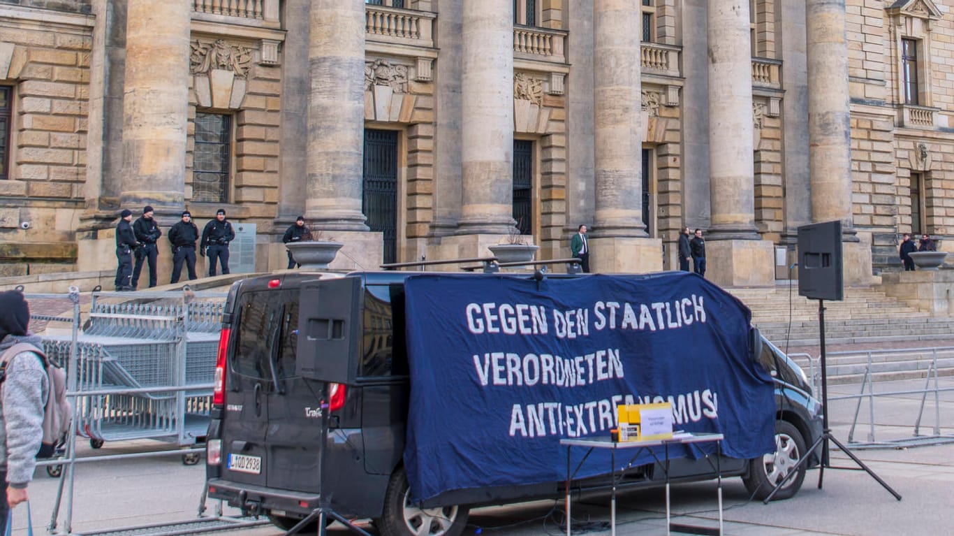 Fahrzeug von Unterstützern von "Linksunten.Indymedia" vor dem Bundesverwaltungsgericht: "Einschränkung der Meinungs- und Pressefreiheit".