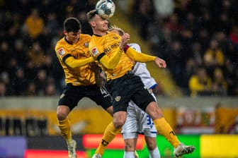 Dynamos Florian Ballas (M) und Jannis Nikolaou (l) gegen Philipp Hofmann aus Karlsruhe.