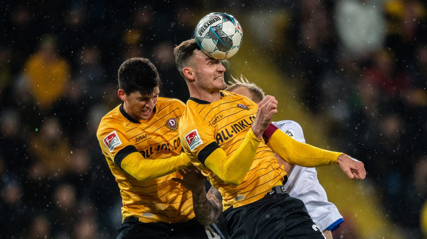 Dynamos Florian Ballas (M) und Jannis Nikolaou (l) gegen Philipp Hofmann aus Karlsruhe.