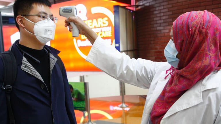 Ein Passagier aus Peking wird am Flughafen Dhaka (Bangladesch) untersucht: Wenn das neue Coronavirus tatsächlich ohne Symptome ansteckend ist, wären solche Sicherheitsmaßnahmen unzureichend.