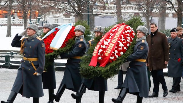 Markus Söder legt an der Kremlmauer am Grab des Unbekannten Soldaten einen Kranz nieder. Markus Söder legt an der Kremlmauer am Grab des Unbekannten Soldaten einen Kranz nieder.
