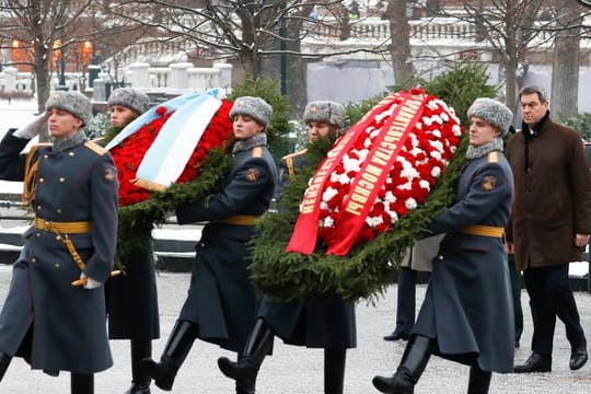 Markus Söder legt an der Kremlmauer am Grab des Unbekannten Soldaten einen Kranz nieder.