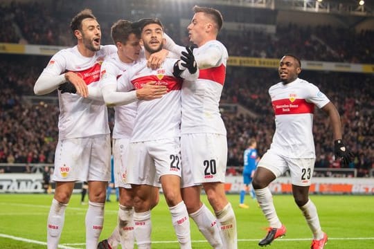 Die Stuttgarter Spieler feiern das 2:0 gegen Heidenheim.