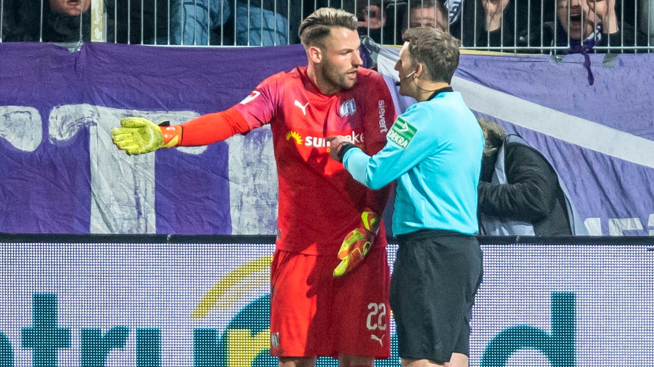 Philipp Kühn (l.): Die Beschwerden vom Osnabrück-Torwart helfen nicht. Philipp Kühn (l.): Die Beschwerden vom Osnabrück-Torwart helfen nicht.