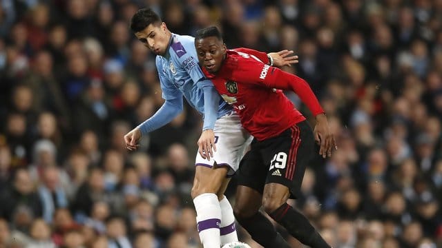 Joao Cancelo (l) von Manchester City und Aaron Wan-Bissaka von Manchester United kämpfen um den Ball. Joao Cancelo (l) von Manchester City und Aaron Wan-Bissaka von Manchester United kämpfen um den Ball.