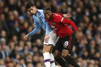 Joao Cancelo (l) von Manchester City und Aaron Wan-Bissaka von Manchester United kämpfen um den Ball.