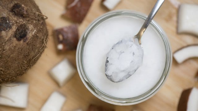 Fünf von zehn Kokosölen, die "Öko-Test" untersucht hat, enthalten zu viele Mineralölbestandteile. Fünf von zehn Kokosölen, die "Öko-Test" untersucht hat, enthalten zu viele Mineralölbestandteile.