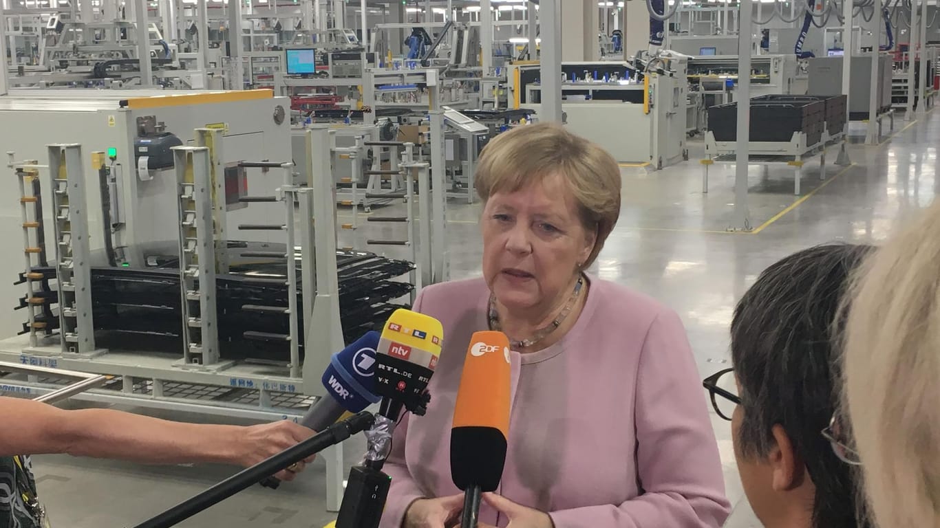 Kanzlerin Merkel beehrte die Werkseröffnung mit ihrer Anwesenheit und die Journalisten mit einem kurzen Statement.
