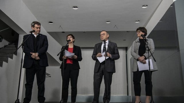 CSU-Chef Markus Söder (l-r), die CDU-Vorsitzende Annegret Kramp-Karrenbauer und die SPD-Chefs Norbert Walter-Borjans und Saskia Esken informieren nach Ende der Sitzung des Koalitionsausschusses die wartenden Journalisten. CSU-Chef Markus Söder (l-r), die CDU-Vorsitzende Annegret Kramp-Karrenbauer und die SPD-Chefs Norbert Walter-Borjans und Saskia Esken informieren nach Ende der Sitzung des Koalitionsausschusses die wartenden Journalisten.