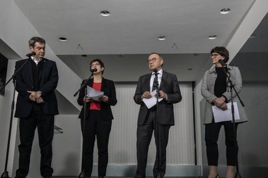 CSU-Chef Markus Söder (l-r), die CDU-Vorsitzende Annegret Kramp-Karrenbauer und die SPD-Chefs Norbert Walter-Borjans und Saskia Esken informieren nach Ende der Sitzung des Koalitionsausschusses die wartenden Journalisten.