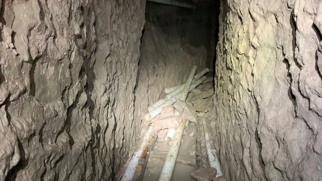 Der Tunnel ist etwa 1,3 Kilometer lang. Der Tunnel ist etwa 1,3 Kilometer lang.