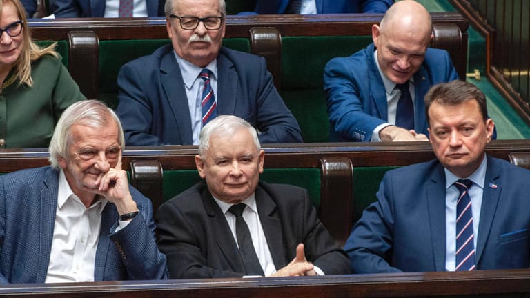 Jaroslaw Kaczynski (vorne, Mitte) im polnischen Parlament: Die PiS-Regierung gestaltet das Land dank ihrer absoluten Mehrheit im Sejm um.