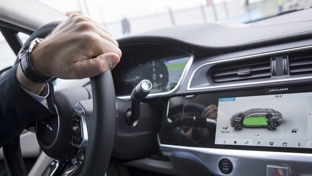 Wer ein reines E-Auto als Dienstwagen bekommt, kann steuerlich profitieren. Wer ein reines E-Auto als Dienstwagen bekommt, kann steuerlich profitieren.