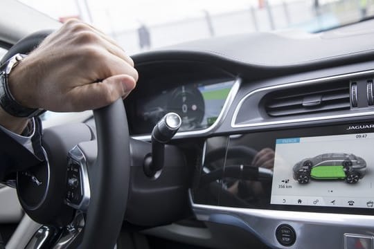 Wer ein reines E-Auto als Dienstwagen bekommt, kann steuerlich profitieren.