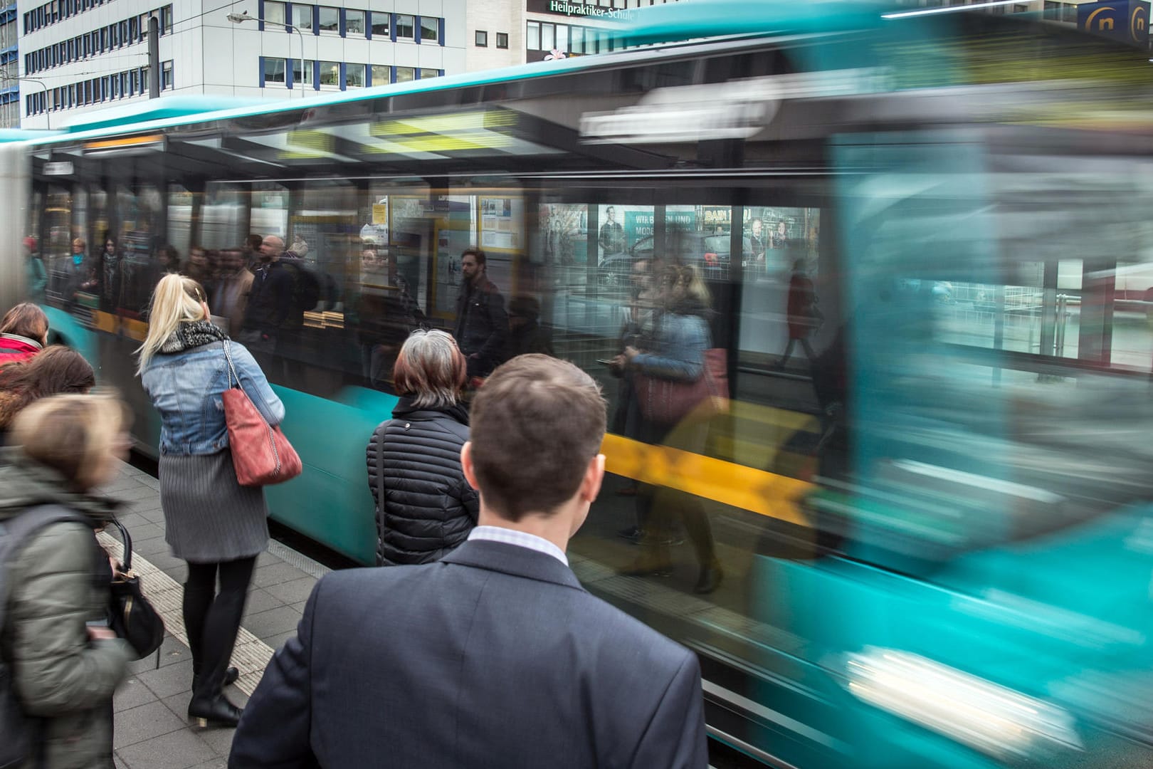 Fahrgäste stehen an einer Haltestelle (Symbolbild): Der Bundestag hat über mehr Geld für den Regionalverkehr mit Bussen und Bahnen entschieden.