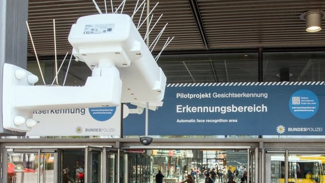 Gesichtserkennung im öffentlichen Raum: 2017 gab es am Bahnhof Südkreuz in Berlin eine Testphase. Gesichtserkennung im öffentlichen Raum: 2017 gab es am Bahnhof Südkreuz in Berlin eine Testphase.