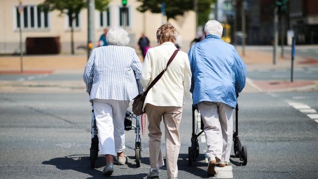 Durch die Rentenerhöhung nimmt der Staat zusätzliche Einkommensteuer ein. Durch die Rentenerhöhung nimmt der Staat zusätzliche Einkommensteuer ein.