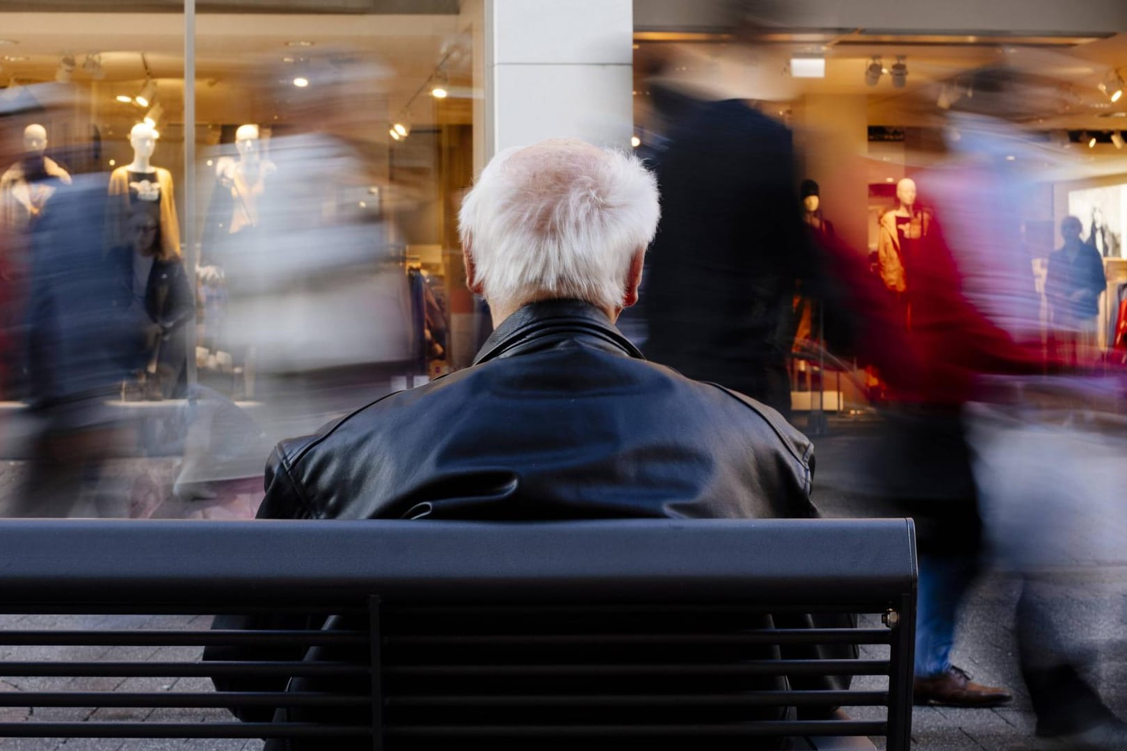 Ein Rentner sitzt auf einer Bank in Köln: Die Einkommensteuer von Steuerpflichtigen mit Renteneinkünften insgesamt dürfte demnach von 40,8 auf 42,9 Milliarden Euro ansteigen.