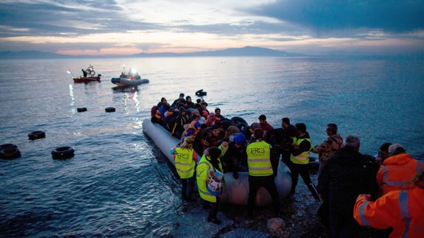 Das Foto aus dem Jahr 2016 zeigt Flüchtlinge, die in einem Schlauchboot aus der Türkei auf der griechischen Insel Lesbos ankommen.