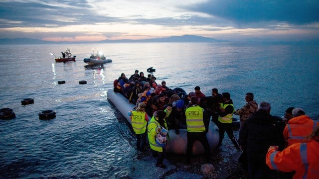 Das Foto aus dem Jahr 2016 zeigt Flüchtlinge, die in einem Schlauchboot aus der Türkei auf der griechischen Insel Lesbos ankommen. Das Foto aus dem Jahr 2016 zeigt Flüchtlinge, die in einem Schlauchboot aus der Türkei auf der griechischen Insel Lesbos ankommen.