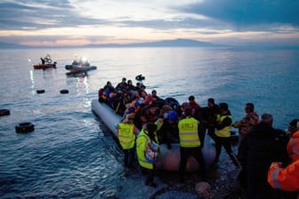 Das Foto aus dem Jahr 2016 zeigt Flüchtlinge, die in einem Schlauchboot aus der Türkei auf der griechischen Insel Lesbos ankommen.