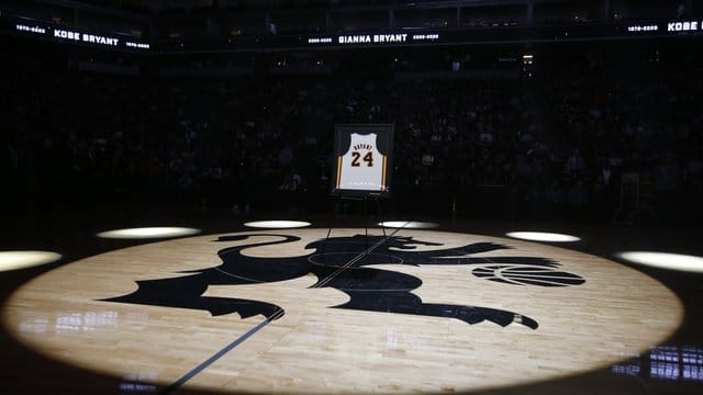 Vor dem NBA-Spiel der Sacramento Kings gegen die Oklahoma City Thunder gab es zu Ehren von Kobe Bryant eine Schweigeminute. Vor dem NBA-Spiel der Sacramento Kings gegen die Oklahoma City Thunder gab es zu Ehren von Kobe Bryant eine Schweigeminute.
