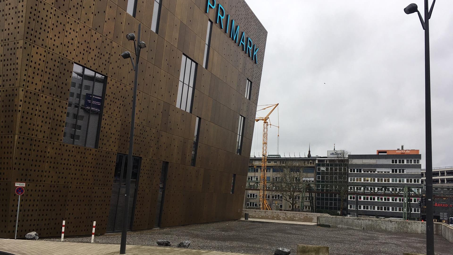 Die ungenutzte Fläche neben dem Primark-Gebäude in Wuppertal: Dort sollen nun Taxifahrer ihre Autos abstellen dürfen.