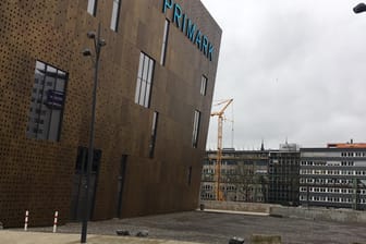 Die ungenutzte Fläche neben dem Primark-Gebäude in Wuppertal: Dort sollen nun Taxifahrer ihre Autos abstellen dürfen.